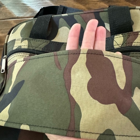 Rockland Camo travel bag. 3 zippered pockets flap to slide on luggage handle - Picture 6 of 12